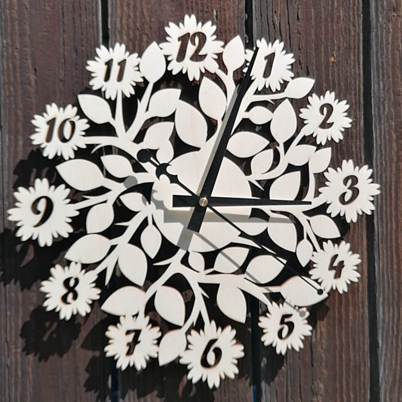 moderne Uhr mit Blumen