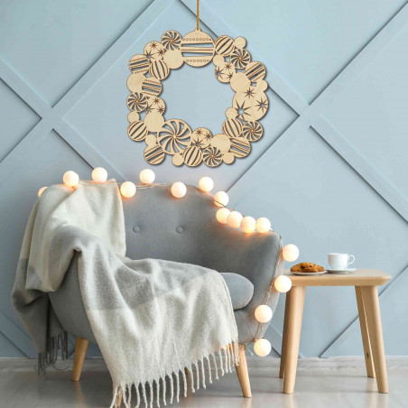 Weihnachtsdeko aus Holz an der Wand | Kranz