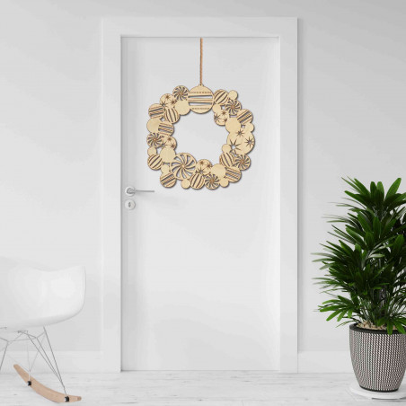 Weihnachtsdeko aus Holz an der Wand | Kranz