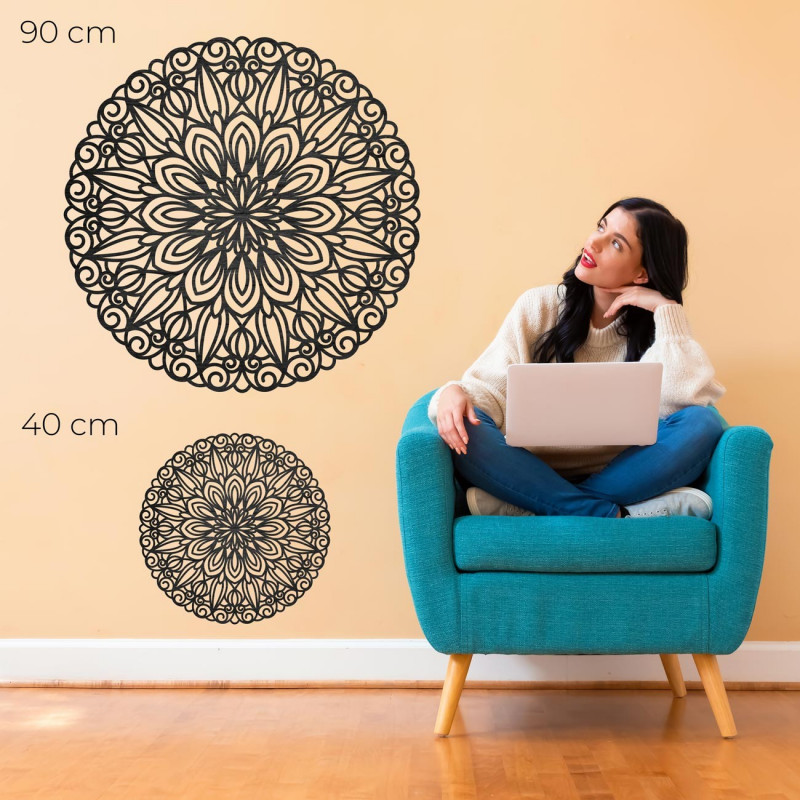 Elegantes Holzmandala an der Wand