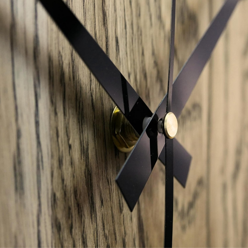 Wanduhr aus Eichenholz.