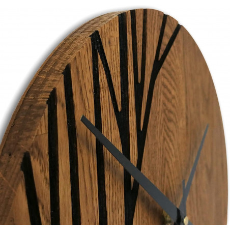 Wanduhr mit modernem Design, geschnitztem Motiv und Naturholz. Wanduhr mit modernem Design, geschnitztem Motiv und Naturholz.