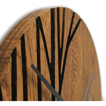 Wanduhr aus Holz mit schwarzen Zeigern und modernem Muster. Wanduhr aus Holz mit schwarzen Zeigern und modernem Muster.