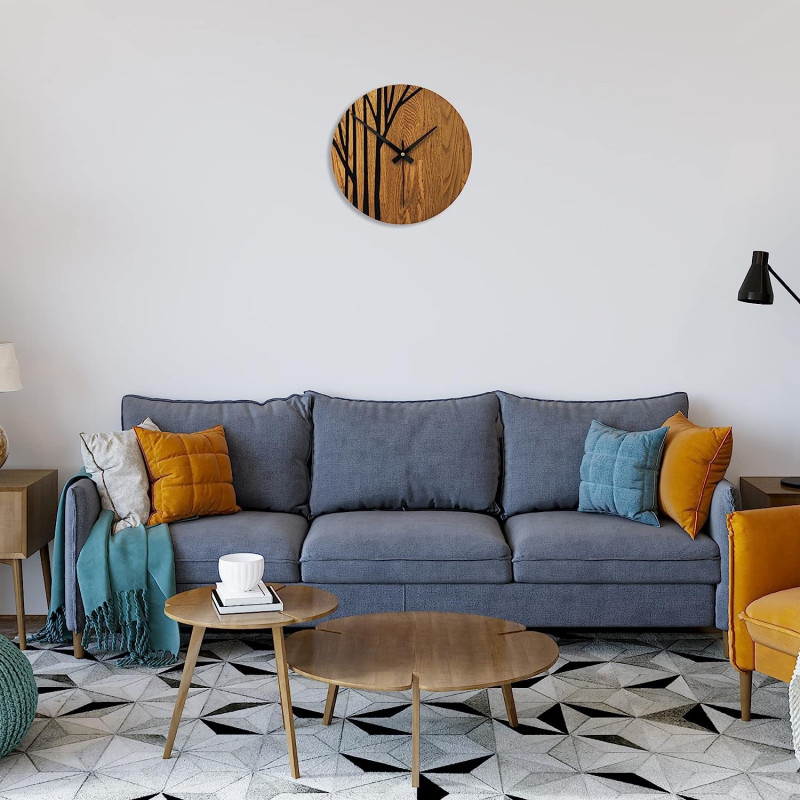 Wanduhr aus Holz mit schwarzen Zeigern und modernem Muster.