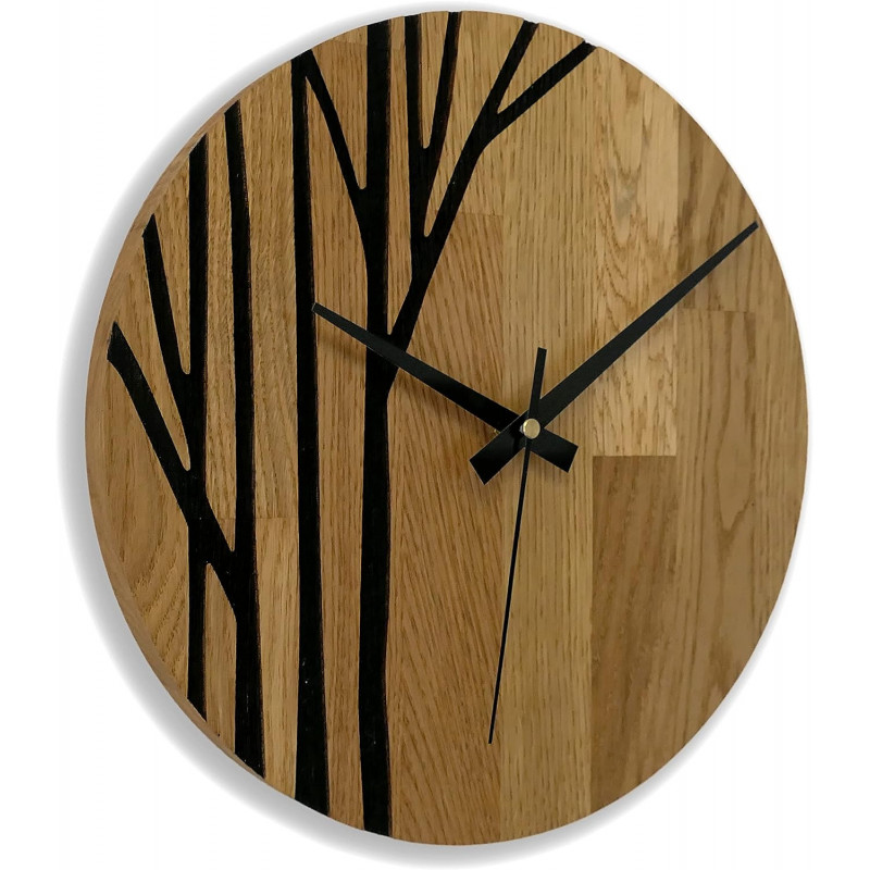 Große Wanduhr aus Holz mit modernem grafischen Motiv.