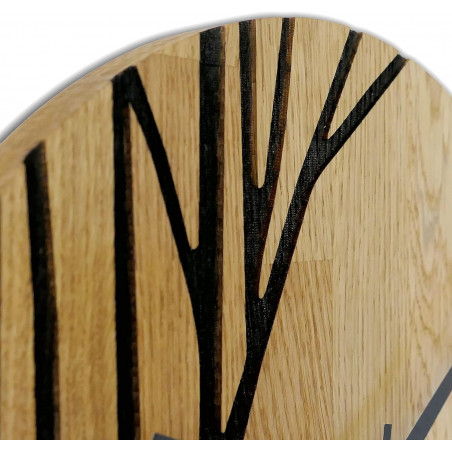 Moderne Wanduhr aus Holz mit schwarzem Motiv und kontrastierenden Zeigern. Moderne Wanduhr aus Holz mit schwarzem Motiv und kontrastierenden Zeigern.