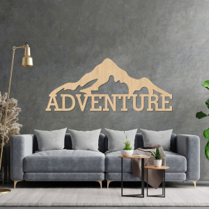 Geschnitztes Holzbild an der Wand des Berges - ADVENTURE 2
