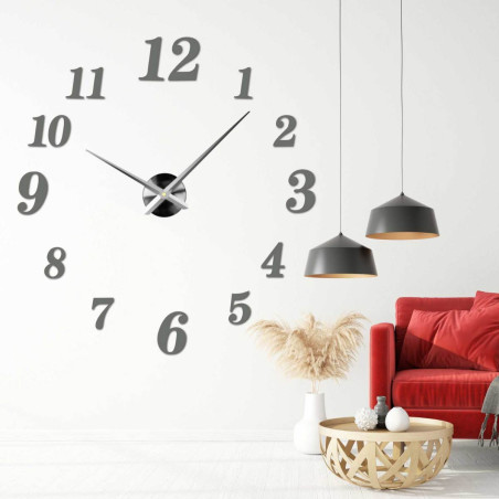 Detail des Zifferblatts einer Plexiglas-Klebeuhr mit schwarzen Zeigern