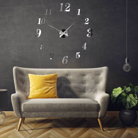 Plexiglasuhr im Büro über dem Schreibtisch installiert