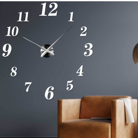 Moderne Wanduhr aus Plexiglas mit der Anzeige 3 Uhr nachmittags