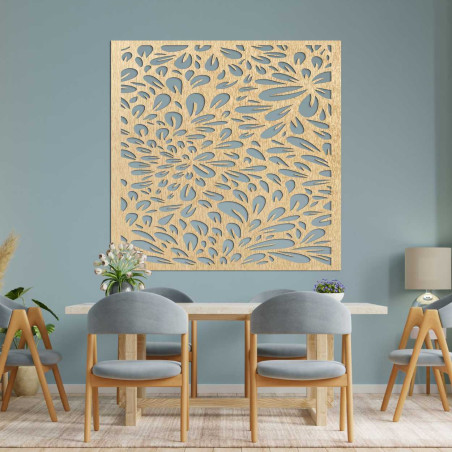 Geschnitzte Holzdekoration mit zartem Blumenmotiv. Geschnitzte Holzdekoration mit zartem Blumenmotiv.