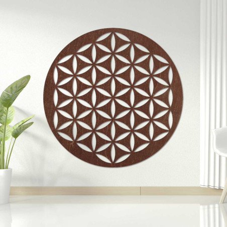 Wanddekoration aus Holz mit einem geometrischen Muster der Blume des Lebens, dargestellt auf einer hellen Wand. Wanddekoration aus Holz mit einem geometrischen Muster der Blume des Lebens, dargestellt auf einer hellen Wand.