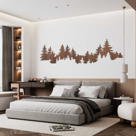 Nahaufnahme einer Waldsilhouette aus Holz, montiert auf einer weißen Wand. Nahaufnahme einer Waldsilhouette aus Holz, montiert auf einer weißen Wand.