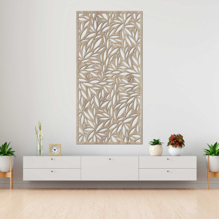 Dekoratives Paneel mit Blattausschnitten an einer hellen Wand Dekoratives Paneel mit Blattausschnitten an einer hellen Wand