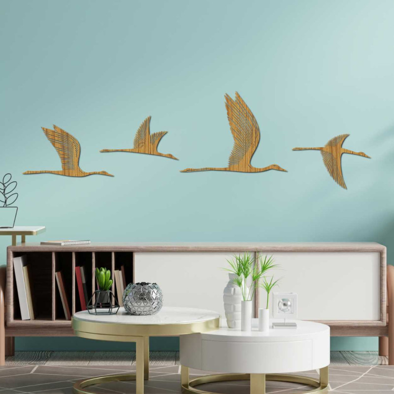 Dekorative Komposition aus fliegenden Vögeln mit fein geschnitzten Details