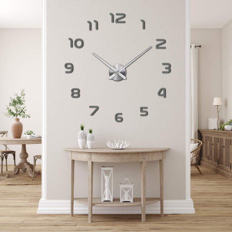 Eine Uhr mit großem Durchmesser und einem zentralen Punkt zur Befestigung der Zeiger.