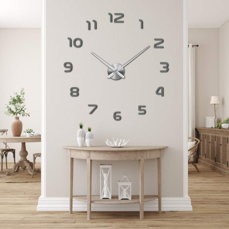 Eine Uhr mit großem Durchmesser und einem zentralen Punkt zur Befestigung der Zeiger. Eine Uhr mit großem Durchmesser und einem zentralen Punkt zur Befestigung der Zeiger.