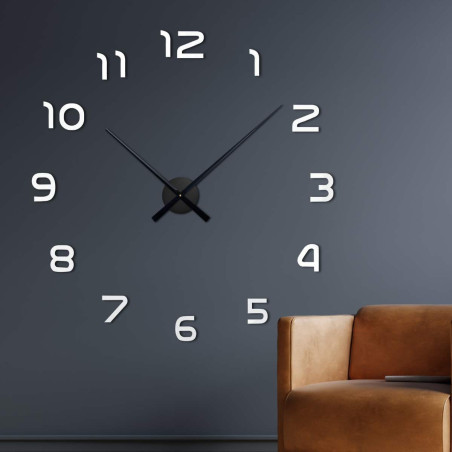 Wanduhr mit Zentralwerk und langen Zeigern. Wanduhr mit Zentralwerk und langen Zeigern.