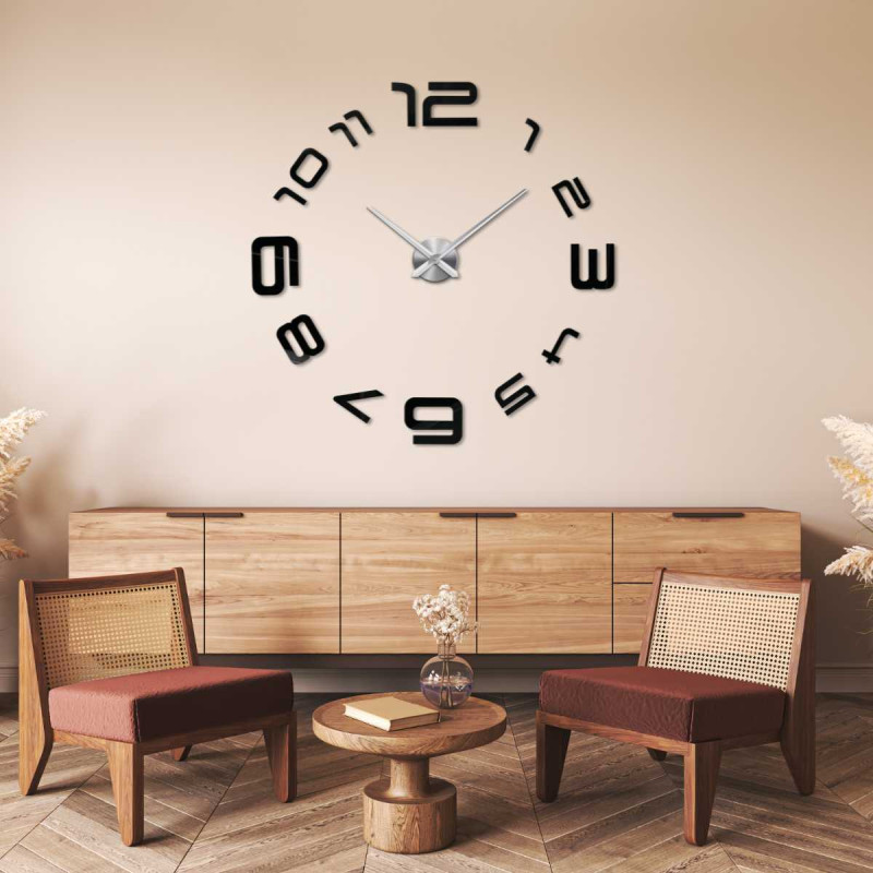 Detail einer Aufkleberuhr mit filigranem Design und dünnen Zeigern.