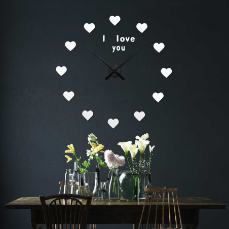 Detail eines Zifferblatts mit Herzen anstelle klassischer Zeitmarkierungen. Detail eines Zifferblatts mit Herzen anstelle klassischer Zeitmarkierungen.