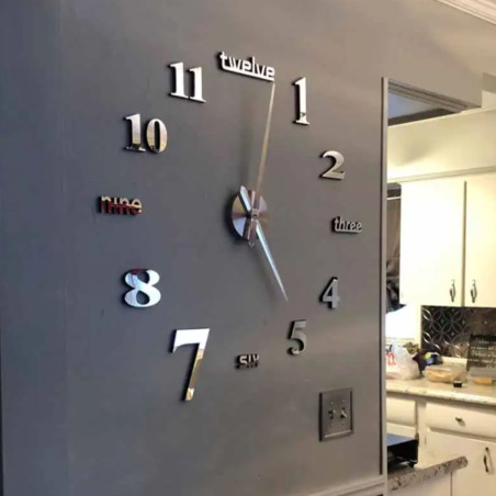 Eine große Uhr mit der Zahl Sieben in verschiedenen Schriftarten. Eine große Uhr mit der Zahl Sieben in verschiedenen Schriftarten.