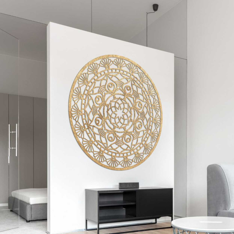 Detailliert geschnitzte kreisförmige Dekoration mit feinen Verbindungen und symmetrischer Anordnung.