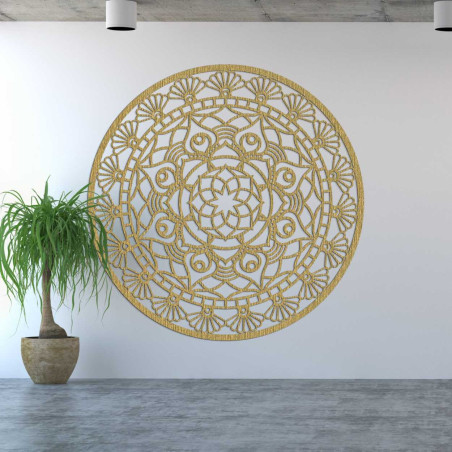 Geschnitzte runde Dekoration mit aufwendigen Details und feiner Symmetrie. Geschnitzte runde Dekoration mit aufwendigen Details und feiner Symmetrie.