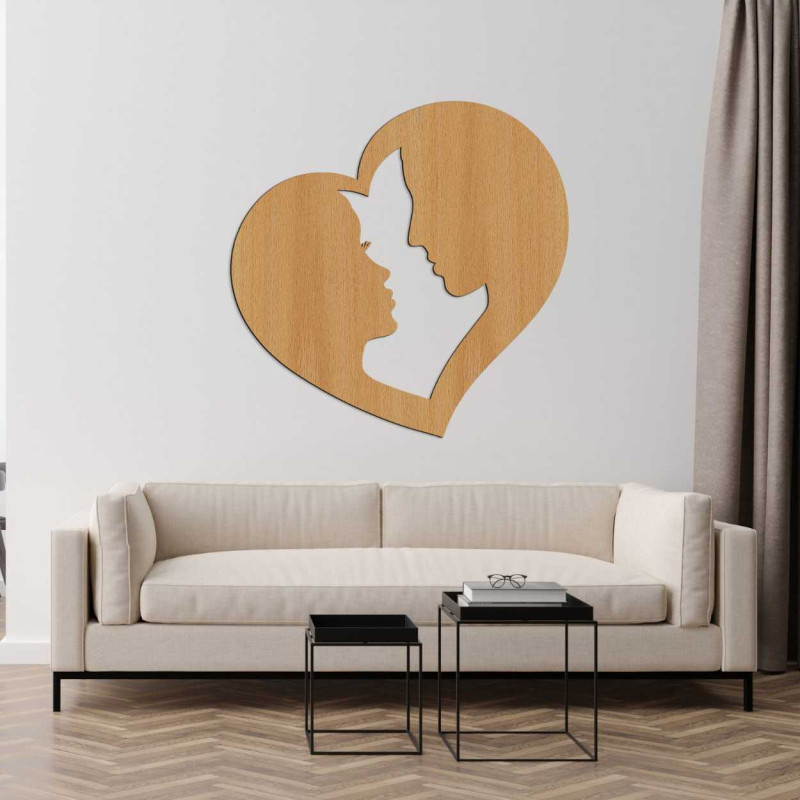 Das Profil eines Mannes und einer Frau ist als Symbol der Vereinigung fein in einen Herzrahmen eingraviert.