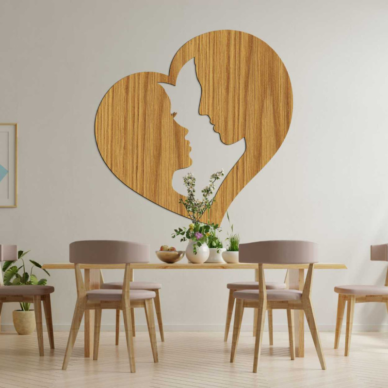 Eine präzise geschnitzte Dekoration mit dem Motiv der Partnerliebe und des gegenseitigen Blicks.