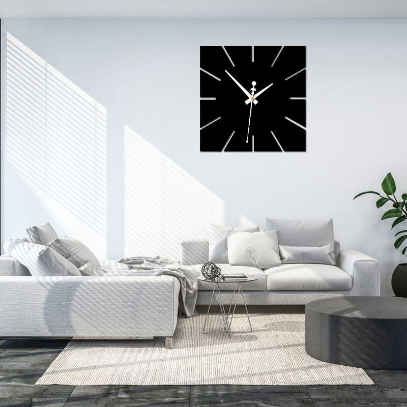 Quadratische Wanduhr mit minimalistischem Design und kontrastierenden Elementen