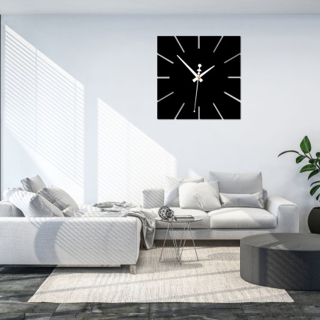 Quadratische Wanduhr mit minimalistischem Design und kontrastierenden Elementen