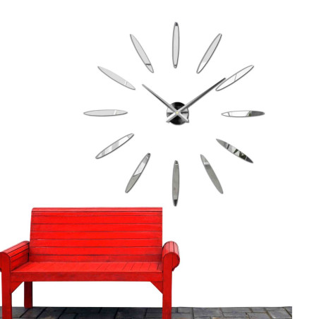 Wanduhr mit großen goldenen Indexen und silbernen Zeigern, direkt an die Wand geklebt Wanduhr mit großen goldenen Indexen und silbernen Zeigern, direkt an die Wand geklebt