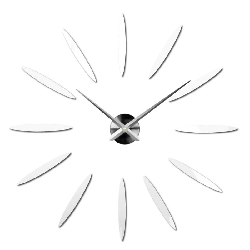 Eine kreativ platzierte Uhr, die mithilfe von Goldelementen einen Sonnenstrahleffekt erzeugt.