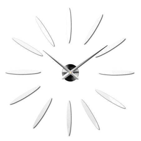 Eine kreativ platzierte Uhr, die mithilfe von Goldelementen einen Sonnenstrahleffekt erzeugt. Eine kreativ platzierte Uhr, die mithilfe von Goldelementen einen Sonnenstrahleffekt erzeugt.