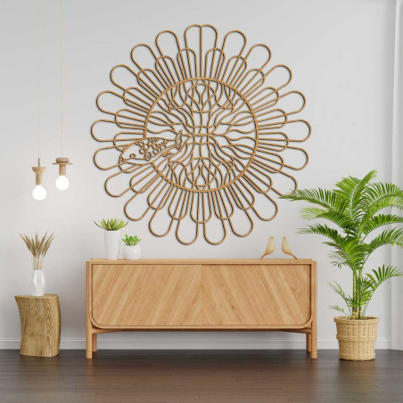 Wanddekoration mit einem markanten kreisförmigen Muster, das einer blühenden Blume ähnelt.