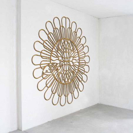 Ein Designer-Wandelement mit floralem Muster aus Naturmaterial.