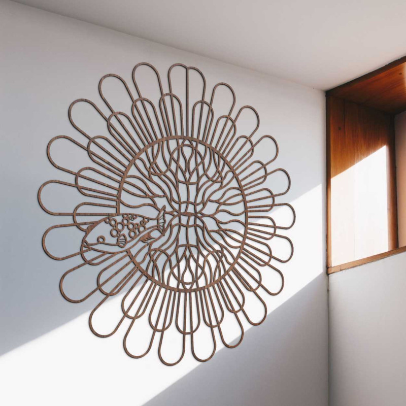 Ein Wandelement mit zarten Bögen, die in Form einer blühenden Blume angeordnet sind.