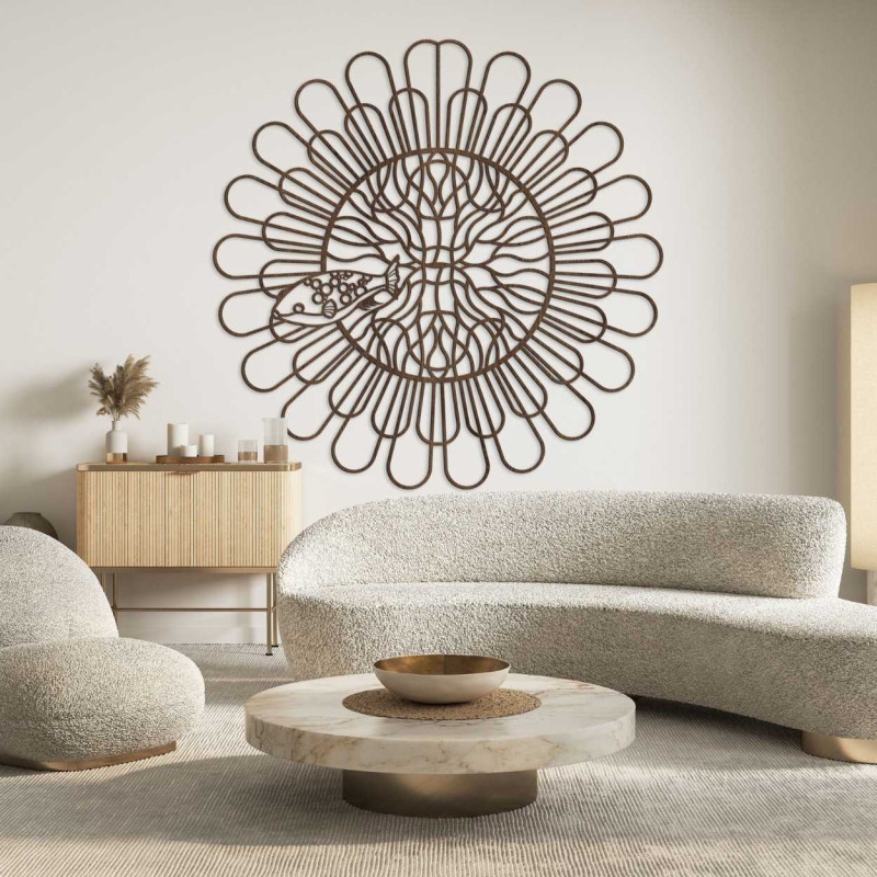 Die Dekoration hat eine geometrische Struktur mit konzentrischen Bögen.