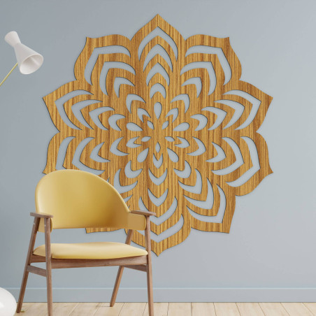 Holzdekoration mit geschnitztem Mandala-Motiv. Holzdekoration mit geschnitztem Mandala-Motiv.