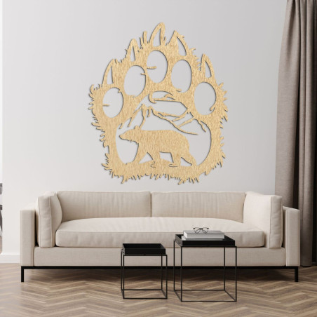 Geschnitzte Form einer großen Bärentatze mit vier Krallen und einem Detail einer Landschaft mit Bergen und einem Bären in der Mi Geschnitzte Form einer großen Bärentatze mit vier Krallen und einem Detail einer Landschaft mit Bergen und einem Bären in der Mi