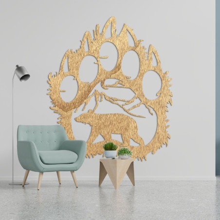 Ein hölzernes Bild eines Bärenfußabdrucks, in das die Silhouette eines Bären geschnitzt ist, der unter den Bergen läuft. Ein hölzernes Bild eines Bärenfußabdrucks, in das die Silhouette eines Bären geschnitzt ist, der unter den Bergen läuft.