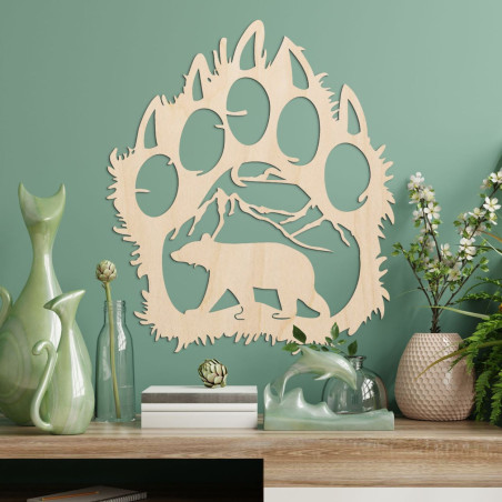 Kontrastreich ist die Silhouette einer Bärenspur, in deren Inneren eine Bergkette und die Gestalt eines vorwärts laufenden Bären Kontrastreich ist die Silhouette einer Bärenspur, in deren Inneren eine Bergkette und die Gestalt eines vorwärts laufenden Bären