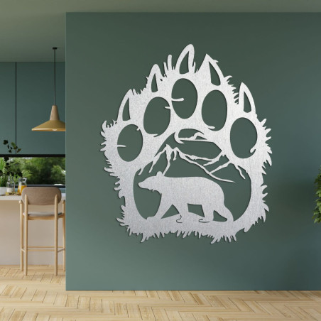 Silber Ein Holzgemälde, das einen Bärenfußabdruck als Rahmen darstellt, durch den die Landschaft und der Bär selbst zu sehen sin Silber Ein Holzgemälde, das einen Bärenfußabdruck als Rahmen darstellt, durch den die Landschaft und der Bär selbst zu sehen sin