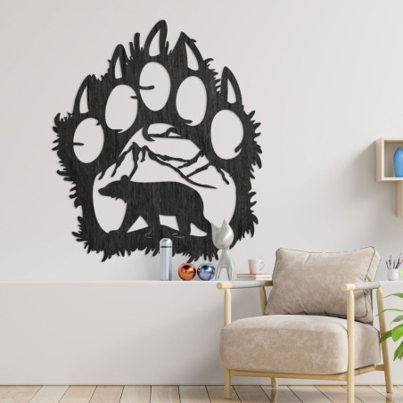 Schwarzes dekoratives Bärenfußabdruckmotiv mit geschnitztem Bären und Bergumgebung – beeindruckender Formenkontrast. Schwarzes dekoratives Bärenfußabdruckmotiv mit geschnitztem Bären und Bergumgebung – beeindruckender Formenkontrast.