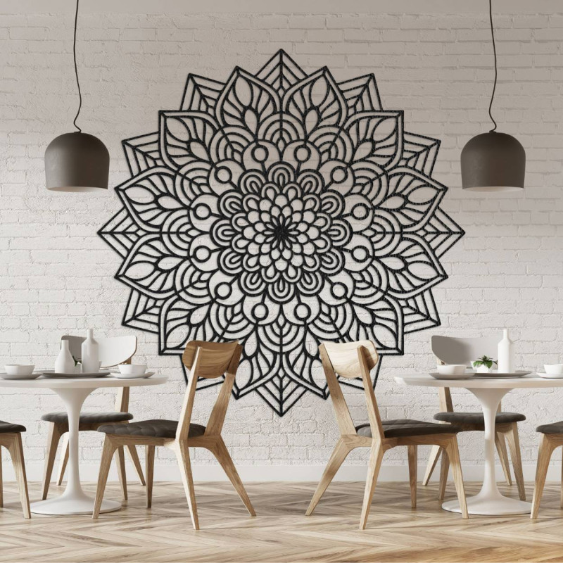 Die Dekoration mit einem Mandala-Muster erzeugt ein Gefühl von Ausgeglichenheit und Konzentration.