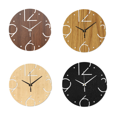 Dekorative Uhr mit leisem Lauf und geschnitzten Zahlen auf einem hellen Holzsockel. Dekorative Uhr mit leisem Lauf und geschnitzten Zahlen auf einem hellen Holzsockel.