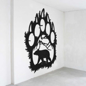 Eine Nahaufnahme eines natürlichen Motivs eines Bären und Berge in einer großen Holzpfote.