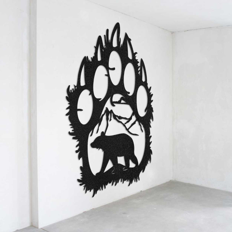 Eine Nahaufnahme eines natürlichen Motivs eines Bären und Berge in einer großen Holzpfote.