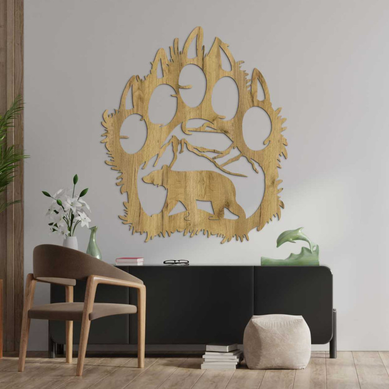 Handgeschnitzte Dekoration, die einen Bären darstellt, der unter einer Bergkette läuft.