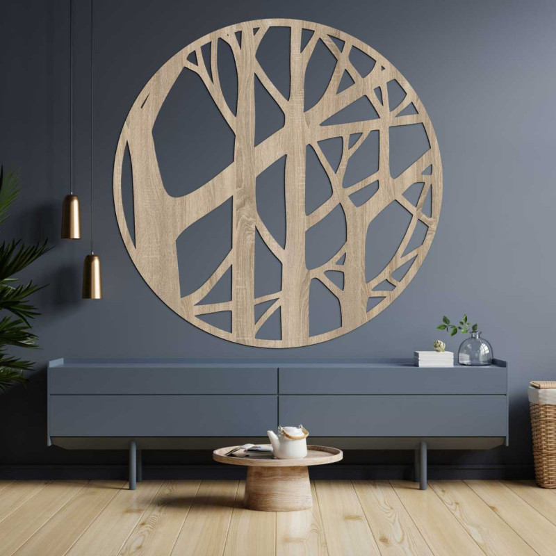 Natürliche Holzdekoration mit fein geschnitzten Ästen